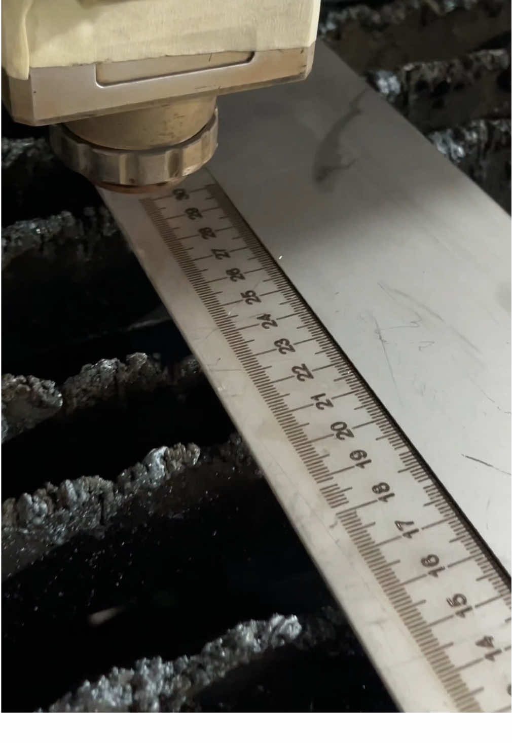 Cắt cây thước kẻ , mà ẩu quá để nó cắt lung tung 😅 #cnc #cncvietnam #LaserCutting #flycut #engraving 