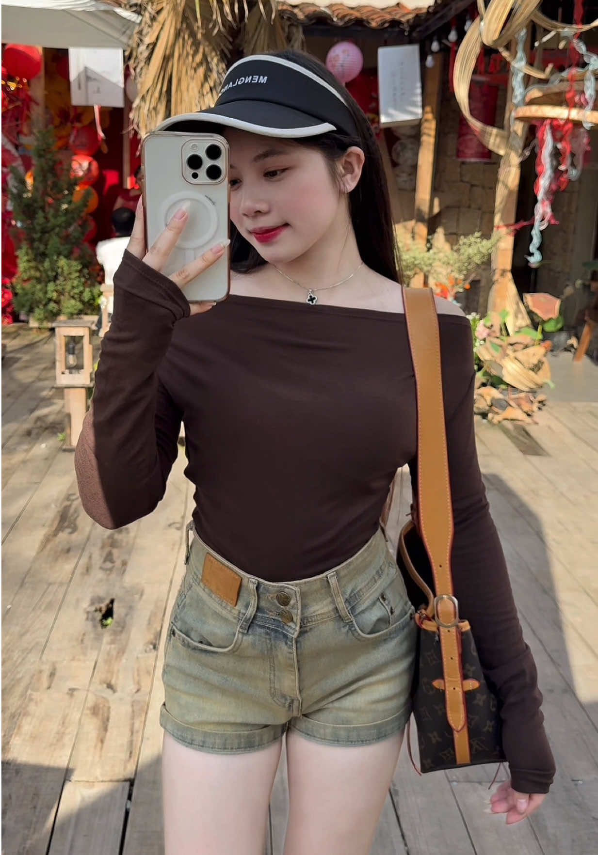 Thích kiểu thun dài tay trễ vai này quá