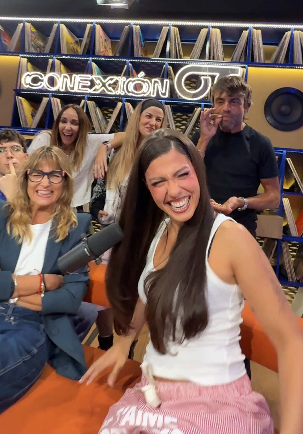 El SEGUNDO PASE de MICROS de la Gala 2 está A PUNTO de empezar 😏 Y, como bien sabéis, sin valoraciones 😶‍🌫️ A las 20 h, en @PrimeVideoES en #ConexiónOT27S 💙✨ #OT2025 