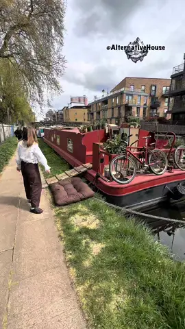 She live Off The Grid in London  #widebeamboat #narrowboat #london 