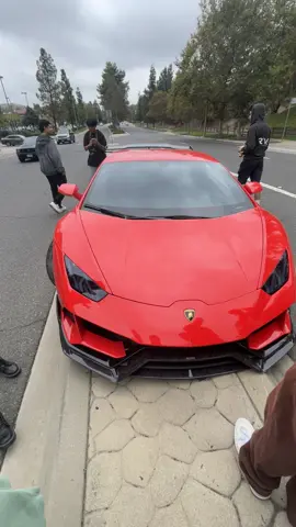 i don’t think he can park there . . . . . . . #crash #lamborghini #huracan 