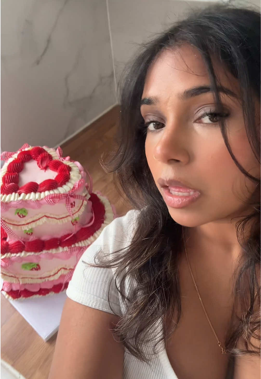 a lil frosting changes everything 🤤 #cake #baker #tamil 