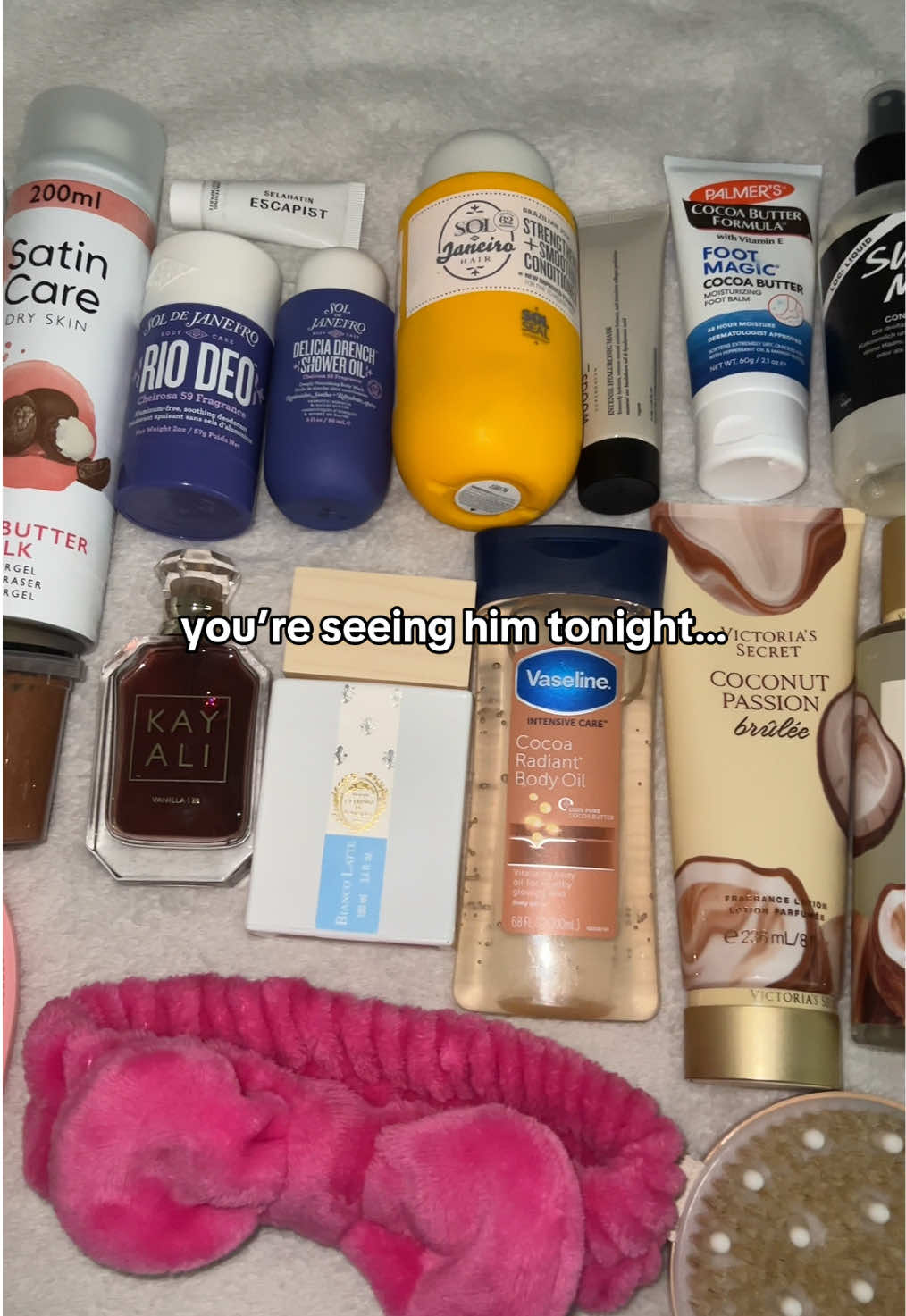 Time for an everything shower🚿stay hydrated out there😩  . #datenightperfume #hygieneroutine #everythingshower #showerroutine #vanillagirl 