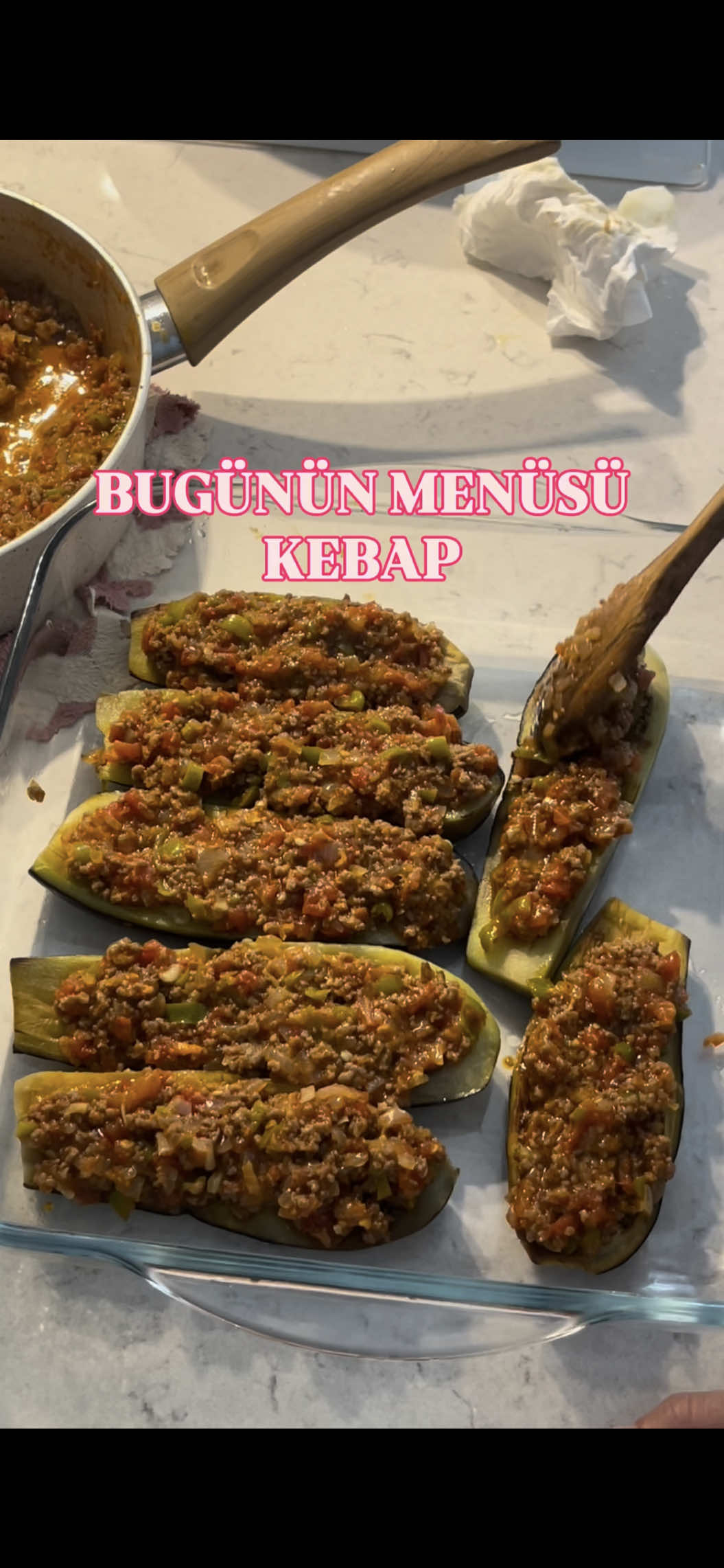 Kızlarrr KEBAB geldii 4 tane büyük patlıcan 200 g kıyma 3 tane orta boy soğan 3 tane orta boy yeşil biber 3 tane orta boy domates 2 yemek kaşığı domates salçası 1 çay kaşığı tuz Yarım çay kaşığı karabiber 3-4 yemek kaşığı sıvı yağ Patates püresi için; 3 adet patates 3yemek kaşığı süt 1 çay kaşığı tuz Üzeri için; Kaşar peyniri Sosu için; 1 yemek kaşığı domates salçası Yarım su bardağı sıcak su (100 ml) Hazırlanışı Öncelikle patates püresi için patatesleri soyup irice doğrayıp tencereye alalım ve üzerine su ekleyerek haşlanmaya bırakalım. Soğan, biber ve domatesi de küçük küçük doğrayalım. Haşladığımız patatesleri uygun bir kaba alalım ve üzerine süt ile tuzu ekleyerek ezelim. Pürüzsüz kıvamlı bir patates püresi elde edene kadar ezmeye devam edelim. Tuzlu suda beklettiğimiz patlıcanları iyice kuruladıktan sonra arkalı önlü kızartalım. Patlıcanları borcama hafif aralıklı olacak şekilde yerleştirelim ve üzerlerine kıymalı harcı yayalım. Üzerlerini hazırladığımız patates püresi ile kaplayalım. Salça ve suyu karıştırarak hazırladığımız sosu da borcamın tabanına dökelim. Rendelenmiş kaşar peynirini de üzerlerine yerleştirdikten sonra önceden ısıttığımız 180 °C fırında, alt üst fansız ayarda 30 dakika pişmeye bırakalım. Afiyet olsun! #tariflerim #tarifvideoları #dinner #yemek 