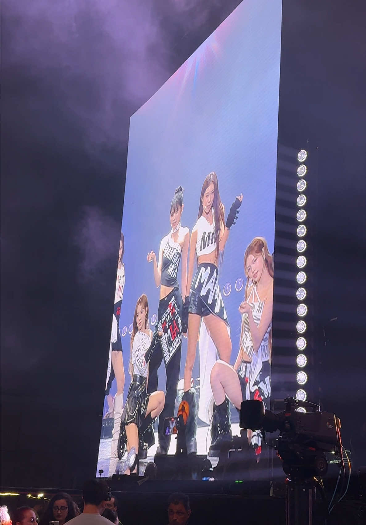 IZNA's debut at Music Bank Lisbon 😍 #portugal #izna #musicbank #concerto #kpop 
