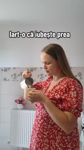 Iart-o… Iart-o că iubește prea mult. Că uită de ea, dar nu uită niciodată de ceilalți. Că trăiește din plin fiecare clipă, chiar și când e obosită, nedormită, copleșită. Iart-o… că e fericită. Cu tot haosul care o inconjoară zilnic, cu totul. 🤍 Asta sunt eu. Mamă de 5 suflete mici, care mi-au rescris inima. Unii spun că e greu. Dar eu spun că e un miracol. E viața mea. Nu perfectă, dar plină. Plină de „mami”, de îmbrățișări mici, de pași repezi prin casă, de râsete și de lacrimi. Și în toată nebunia asta frumoasă, îmi torn laptele în cafea... Și-mi amintesc că sunt bine. Că sunt întreagă. Că sunt iubită. Asta e povestea mea. Și nu aș schimba-o pentru nimic în lume. #ViataDeMama      #iubire #familie #viatademamica #foryoupage❤️❤️ 