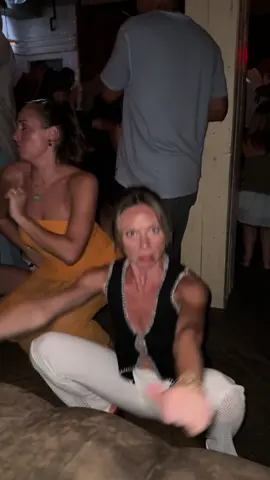 does anyone know her?? #dance #fyp 