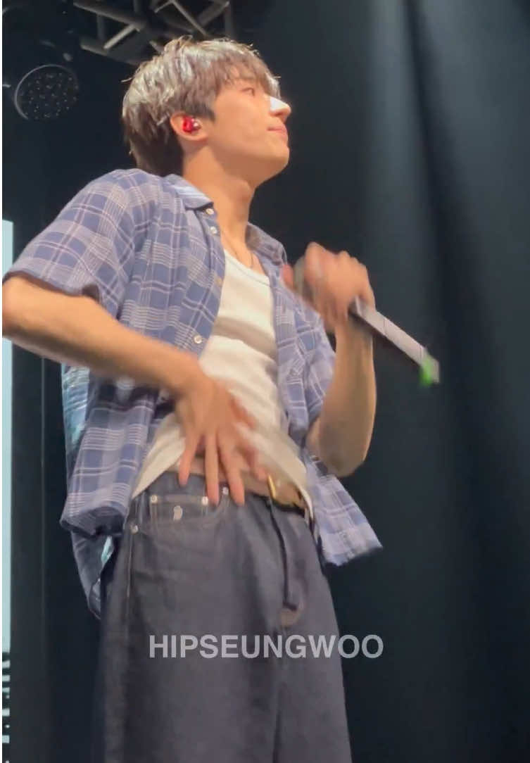 CHILL ON STAGE in TAIPEI last night💜 sexy dive into~ #seungwoo #hanseungwoo #한승우 #승우 #chill_on_stage 