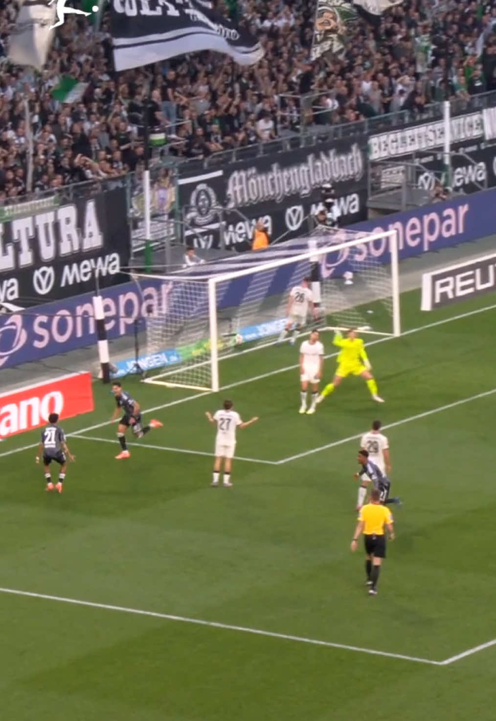 10 GOALS in ONE MATCH! 😳🤯 What a game this was 😮‍💨 #bundesliga #fussball #highlights #eintrachtfrankfurt #borussiamönchengladbach  