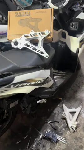 ✨ Swing Arem Vario 125/150 ✨   * Swing Arm Solfili khusus untuk Vario 125 dan Vario 150.   * Terbuat dari bahan Almunium, memberikan kekuatan dan ketahanan.   * Proses finishing CNC yang memastikan kualitas dan ketepatan desain.   * Produk Solfili, diproduksi di Malaysia, menjamin standar produksi. * * *   * Cocok untuk pengguna Vario 125 dan Vario 150.   * Desain yang sesuai dengan model sepeda motor tersebut.   * Informasi lebih lanjut mengenai spesifikasi dan ukuran tidak disebutkan.
