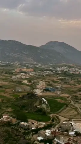 غاب نورالقمروأمسيت ليلي في دجاير ليتني ماسريت لمقصدي وأتعبت ساقي عذبتني ورودٍسلموهافيدِجاير ذبلت أغصانهاوأمست بلاحامي وساقي أحمدال سالم الشهري#شبيه_الفرس #لعب_شهري#إكسبلور#ترند #لعب_جنوبي