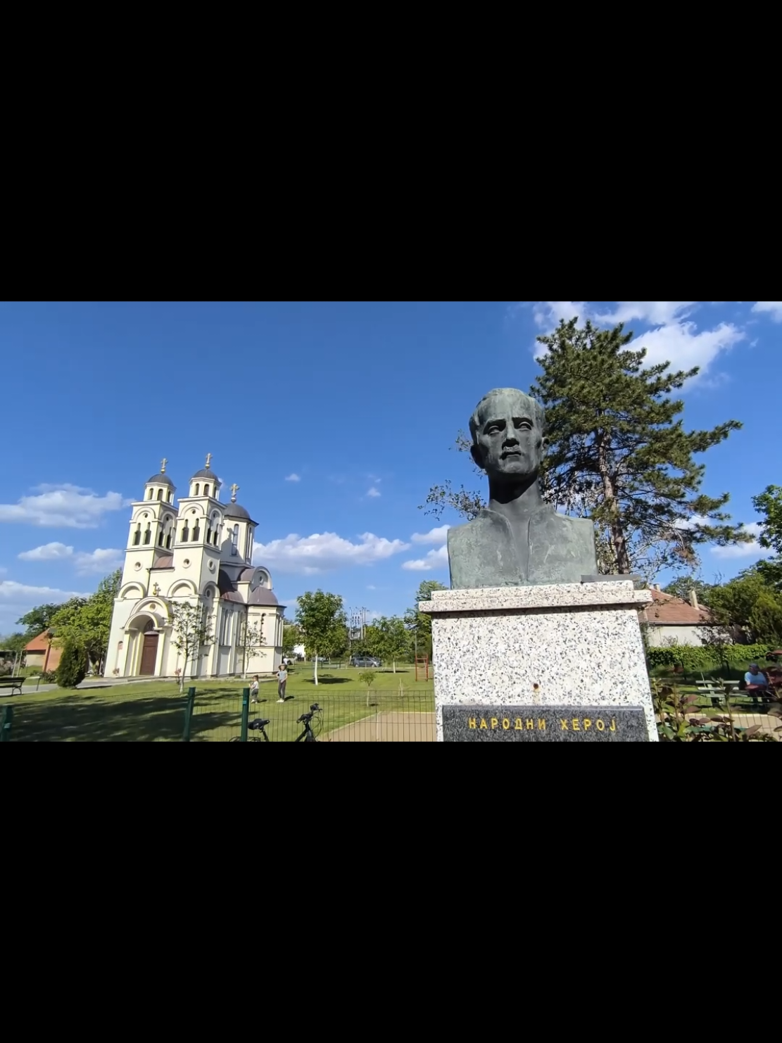 ✨ Dobrodošli u Sutjesku, selo u opštini Sečanj, u srcu Banata. 📍 Smeštena između ravnica i kanala DTD, Sutjeska je malo vojvođansko mesto koje čuva duh prošlih vremena i toplinu banatskog sela. 🌿 Selo je dobilo ime po čuvenoj partizanskoj bici na Sutjesci u Drugom svetskom ratu, a kroz istoriju je bilo dom različitih naroda i kultura. Danas u njemu žive pretežno Srbi, ali i Rumuni, što čini njegovu svakodnevicu šarenijom i bogatijom. ⛪ U centru sela nalazi se pravoslavna crkva, mirna okupljališta i široke avlije tipične za Banat. Okolna priroda pogodna je za šetnje i ribolov na kanalu, a sama Sutjeska odiše jednostavnošću i tišinom. 💡 Fun fact: Sutjeska je jedno od sela u ovom delu Banata koje su kolonizovali doseljenici posle Drugog svetskog rata, a mnoge kuće i danas čuvaju arhitekturu tog perioda. 📸 Ako volite istraživanje vojvođanskih sela, Sutjeska je mesto koje vredi obići – bilo biciklom, bilo na mirnom izletu kroz Banat. #banazskipustolov #sutjeska #biciklizam #travelvlog #explorer 