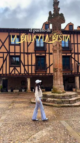El pueblo de la Bella y la bestia 🏰 Peñaranda de Duero, en Burgos, te conquistará con su castillo del siglo XI, sus calles de piedra y hasta una de las farmacias más antiguas del país. Un viaje al pasado que se completa con el sabor del lechazo asado y los vinos de la Ribera del Duero 🍷 ¿Listo para perderte en este rincón mágico? 🌹 #Peñaranda #burgos #pueblosbonitosdeespaña #pueblobellaybestia 