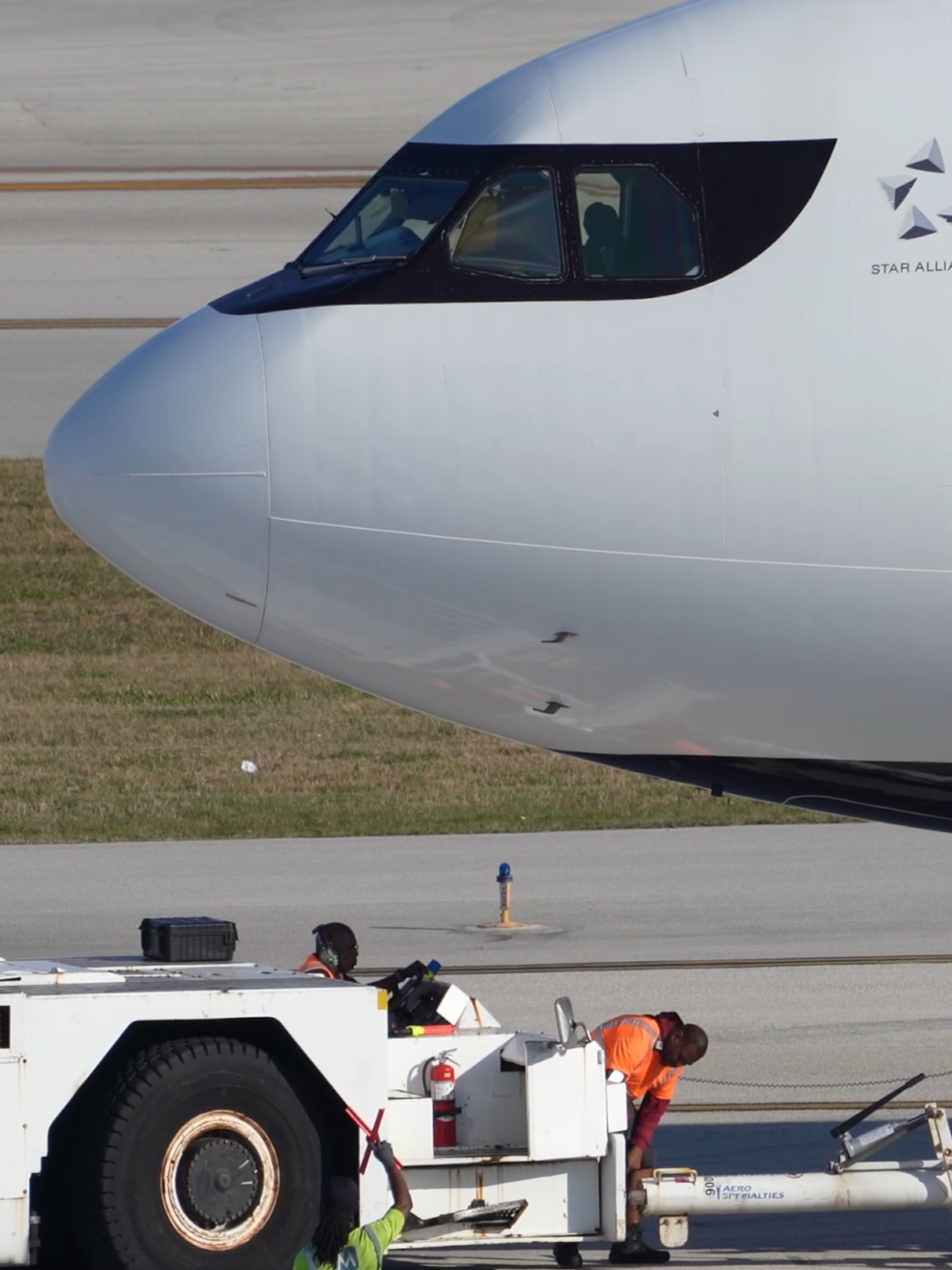 Airport Ground Crew at Work - Thank you! - Plane Spotting at Fort Lauderdale-Hollywood Int'l Airport in 4K #airplanespotting #planespotter #airplanespotter #aviationvideo #Aviationlovers #airplanelandings #airplanetakeoffs #amazinglanding #planespotting #aviation #aircraft #airbuslovers #airbus #airbusa330 #aircanada #fortlauderdale