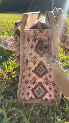 Major sale going on with these wrangler purses! #wrangler #purse 
