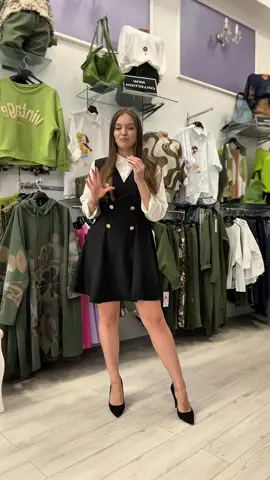 ✨ Noua piesă must-have din garderoba ta! ✨ Rochia tip sacou, cu croială elegantă și nasturi aurii, este alegerea perfectă pentru un look feminin și sofisticat. O poți purta simplă, sau cu o cămașă albă pentru un plus de rafinament. 🤍 👉 Disponibilă pe negru clasic, dar și în variante vibrante de roz fucsia și lila pastel – pentru ca fiecare să-și găsească preferata. 🌸💜 💃 Versatilă, comodă și mereu stylish – o rochie care te scoate din anonimat la birou, întâlniri sau ieșiri în oraș. 📍 O găsești în magazinele Pretty Women și online pe www.prettywomen.ro Care culoare te tentează mai tare: Negru elegant, Roz fucsia sau Lila pastel? 💕