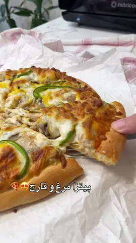 پیتزا مرغ و قارچ هفتمین روز از بهترین پیتزاهای رستورانی😍🍕 نکاتی که میگم حتما رعایت کن👇🏻😎 پیتزای بعدی رو شما بهم بگید چی باشه؟🤩 برای اموزش های بیشتر همراهم باش و ویدیو های قبلی رو حتماا ببین😍🥰 . ⭐️ویدیوی درست کردن خمیر تو پ.ست قبلی (پیتزا مخلوط)هست ولی اگه پیدا نکردی کلمه ی خمیر رو بنویس برات ارسال میشه🍕 . ⭐️مواد لازم برای یک عدد پیتزا مرغ و قارچ من از قالب ۲۴-۲۵ سانتی متری‌ استفاده کردم که خمیر کمی ضخیم باشه اگه دوست دارید خمیر نازک تر بشه از قالب ۳۰ سانتی متری استفاده کنید.(مثل پیتزا پپرونی) خمیر پیتزا🍕 آرد ۲۵۰ گرم (۲ پیمانه) آب ۱۳۵ گرم (نصف پیمانه + ۱ ق غ) نمک ۵ گرم (یک ق چای خوری) شکر ۵ گرم (یک ق چای‌ خوری) خمیرمایه فوری ۳ گرم (یک ق چای‌خوری) روغن زیتون ۱۴ گرم (یک ق غذا ‌خوری) مواد میانی🍗🧀 سینه یا فیله مرغ ۲۵۰-۳۰۰ گرم سیر دو حبه قارچ ۲۰۰ گرم فلفل دلمه ای به مقدار لازم نمک،فلفل سیاه،آویشن و پودر سیر سس پیتزا پنیر پیتزا  اگه دوست داشتید ذرت هم میتونید اضافه کنید. 🔥فر رو از قبل حتما گرم کنید  دمای فر برقی ۲۳۰ درجه حدودا ۱۵-۲۰ دقیقه  (حرارت بالا و پایین هم زمان) 🌟نکات مهم🌟 مرغ رو زیاد تفت ندید که بعد از پخت داخل پیتزا خشک نشه.اگه دوست داشتی میتونی با مرغ سوخاری درست کنی. قارچ هارو یا تفت بدید یا بلانچ کنید. و همیشه مواد میانی رو بذارید کنار که سرد بشه بعد روی خمیر پیتزا بذارید. پنیر پیتزا رو قبل از استفاده تو محیط بذارید تا یخ زده نباشه. موقع خمیر گیری به خمیر ارد اضافه نکنید اگه چسبنده بود به دستتون کمی روغن بزنید.(با همزن حدود ۷ دقیقه با سرعت دو بذارید) اگه سوالی داری برام بنویس همه رو جواب میدم😍👇🏻 #پیتزا 