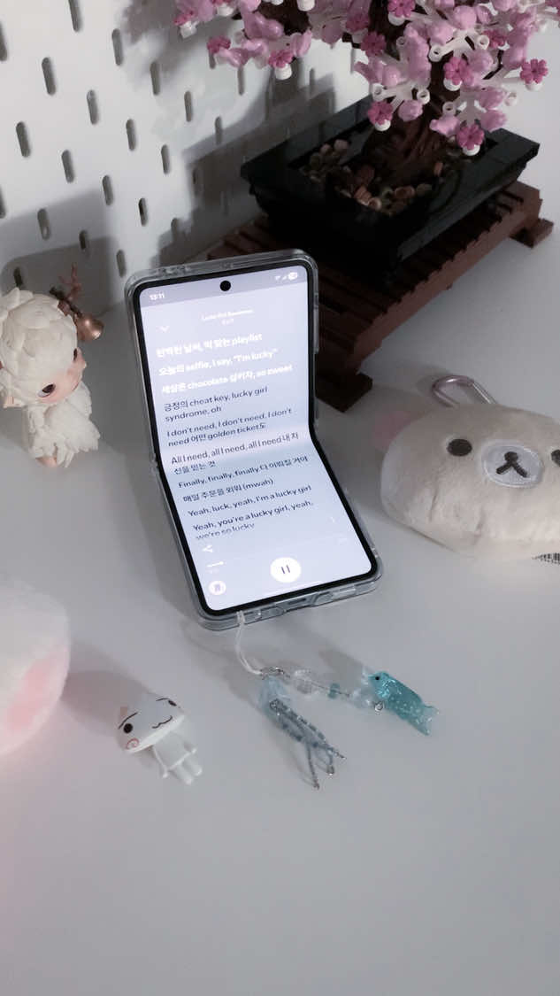 — i’m having so much fun with this phone ^ - ^ ❕ .𖥔 ݁ ˖ vid inspo: @musheau • • • 🏷️ : #zflip7 #samsung #dreamcore #pinterest #illit 
