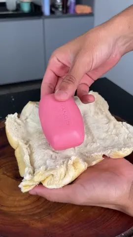 Mettez un savon dans du pain et vous serez surpris du résultat ! #maison #tiktokfrance #conseils #astuces 