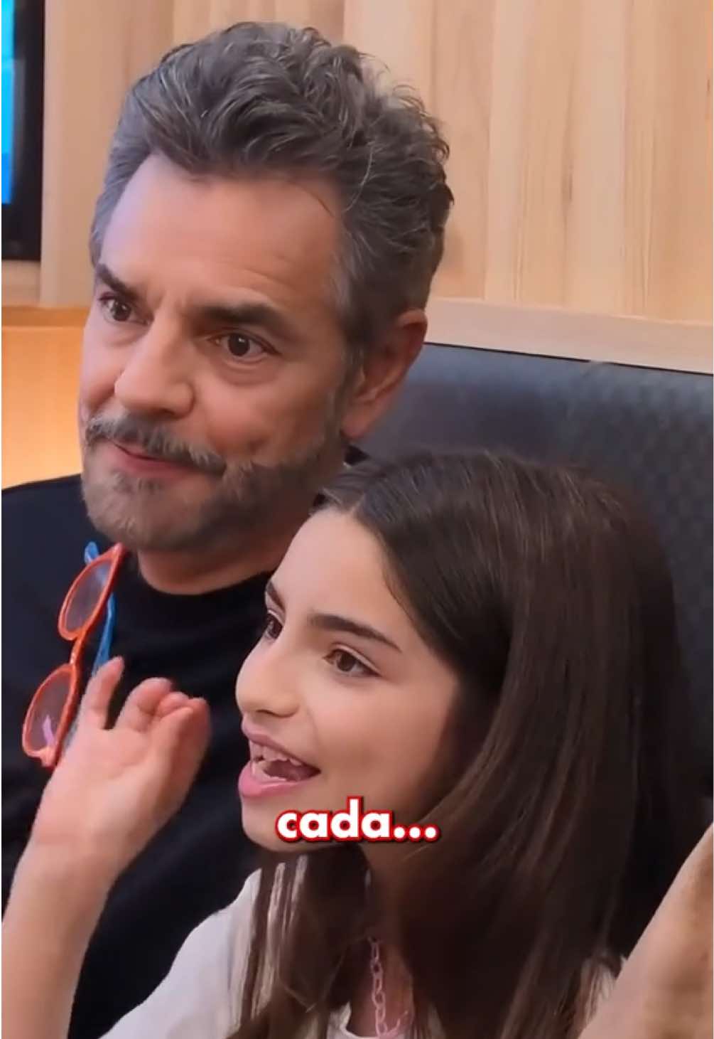 La educación en casa suena como una gran idea. ¿No creen? 😅 #DeViajeConLosDerbez #NuevaTemporada Ya disponible por @primevideomx 🇲🇽🌎 y @ViX en 🇵🇷🇺🇸