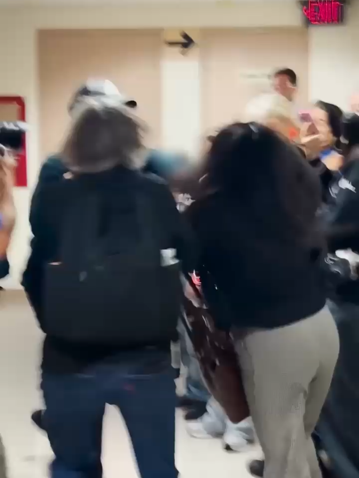 Um agente do ICE (Immigration and Customs Enforcement -- que em tradução livre significa Serviço de Imigração e Controle de Alfândega dos Estados Unidos) foi gravado agredindo uma mulher equatoriana na frente dos filhos na quinta-feira, 25 de setembro. O vídeo viralizou nas redes sociais na sexta, 26, e o policial foi dispensado de suas funções atuais enquanto o Departamento de Segurança Nacional americano investiga o incidente, declarou a secretária assistente do órgão, Tricia McLaughlin, à ABC News. Imagens: reprodução redes sociais #EUA #USA #ICE