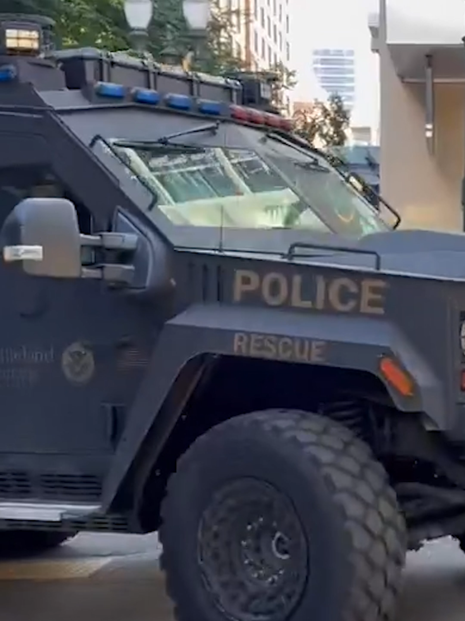 Vehículos blindados con agentes federales arribaron al edificio federal en Portland, en medio del incremento de las tensiones con grupos vinculados a Antifa. #Latinus #InformaciónParaTi