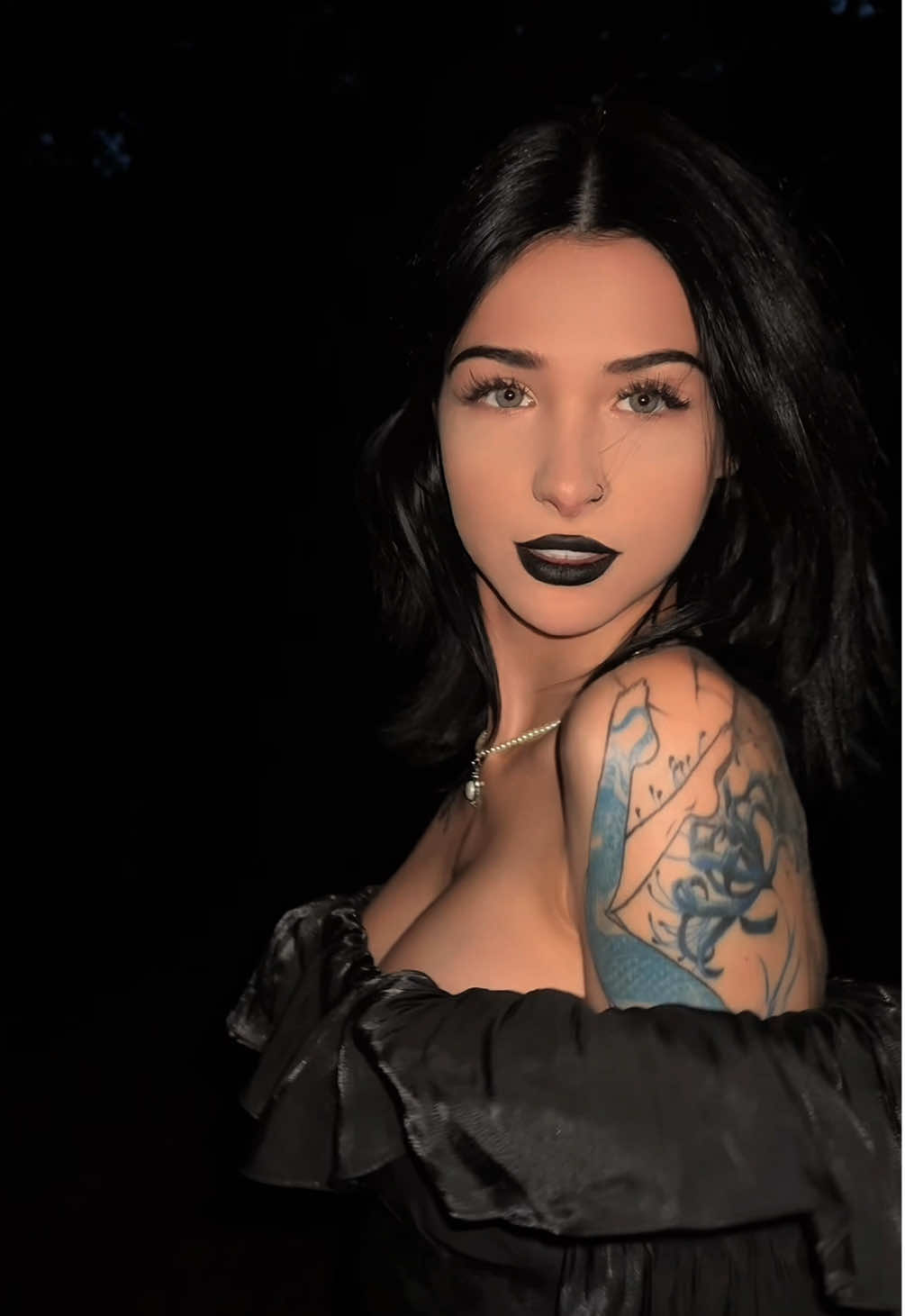 My sister filmed this and said I remind her of Mavis from Hotel Transylvania 🦇 #gothgirl 