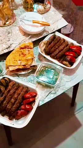 أحببتك بالأمس، وما زلت أحبك، وسأظل أحبك دائماً. لكل قصة حب ذكرى جميلة، لكن قصتنا هي المفضلة لدي، ذكرى سنوية سعيدة لنا.