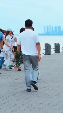 Giving flowers to strangers #flower #foryou #happy #surprise #roses 