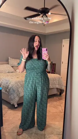 I’m a true XL, 14/16 and I’m wearing the XL. It’s super flattering on mid size bodies!!