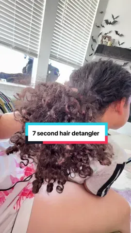 I’m done with cheap detanglers that require half a bottle to work!!!! @UNITE Hair #detangler #leaveinconditioner #haircare #curlyhairroutine 