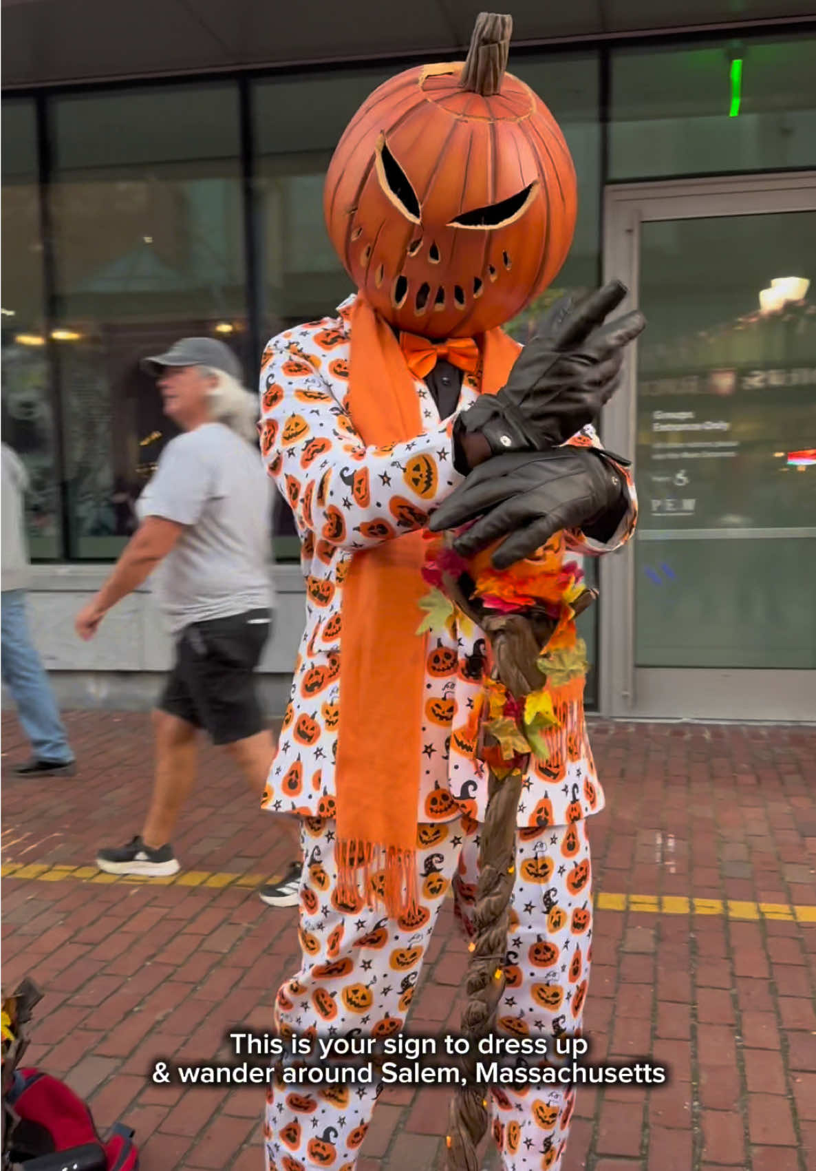 Everyone needs to dress up in their Halloween BEST and spend an October day/weekend in Salem, MA at least ONCE in their life! 🎃  #salemma #newenglandfall #salemmass #salemmassachusetts #halloween 