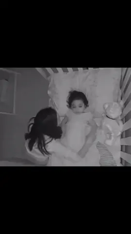 Filha mais nova espera mãe sair do quarto para ir dormir junto com a irmã ❤️‍🩹 #foryou #irmas #viral #viralvideos #foryoupage 