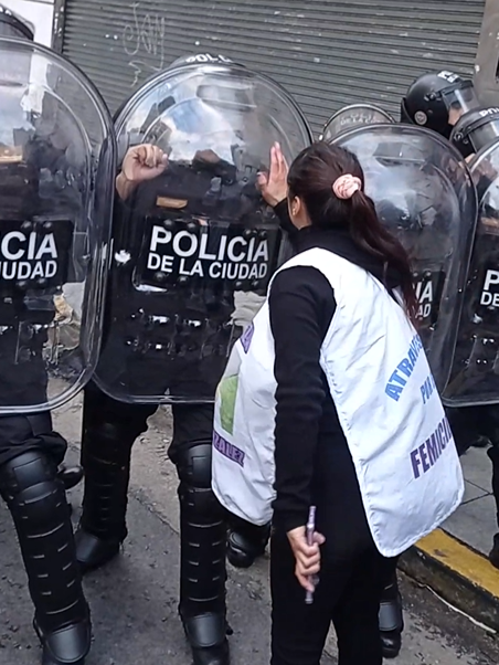 Incidentes entre la policía y algunos de los familiares y manifestantes que se acercaron a la plaza de los dos congresos para marchar por Morena, Brenda y Lara .