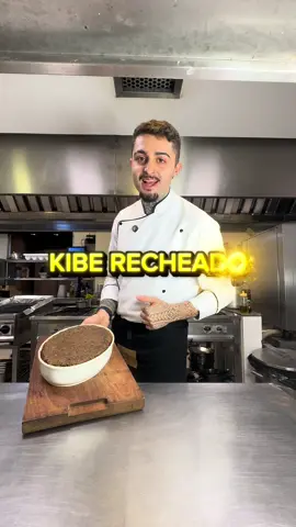 QUIBE RECHEADO  Quibe de forno recheado com queijo derretendo e presunto! O trigo hidratado na medida certa deixa a massa úmida e macia, enquanto o recheio dá aquele sabor irresistível. Simples, prático e perfeito para reunir a família na mesa! Para a massa: 	•	500 g de trigo para quibe 	•	700 g de carne moída (patinho, coxão mole ou acém moído duas vezes) 	•	1 cebola média  	•	3 dentes de alho  	•	1/2 maço de hortelã 	•	1/2 maço de salsinha  	•	1 colher (chá) de pimenta síria (ou mistura de canela, pimenta-do-reino, noz-moscada e cravo) 	•	Sal a gosto 	•	Azeite para regar Para o recheio: 	•	300 g de cream cheese 	•	150g mussarela em cubinhos 	•	150g presunto em cubinhos 	•	1 pote requeijão  Esse quibe é só uma amostra do que você vai aprender: técnica simples, sabor incrível e resultado profissional. 👉 Comenta CURSO e entra pra lista de quem vai transformar a rotina na cozinha! #chef #comida #restaurante #receita #cozinha 