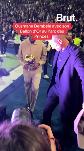 Ousmane Dembélé avec son  Ballon d’Or au Parc des  Princes. #ousmanedembele #dembele 