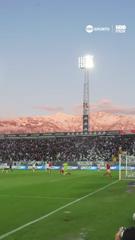 🤩⚪⚫ ¡Rompió una sequía de cinco meses! Marcos Bolados encaminó la goleada de #ColoColo frente a Deportes Iquique con esta conquista en el Estadio Monumental. Este es su tercer tanto en lo que va de la temporada. Disfruta los partidos de la #LigaDePrimera 2025. Suscríbete a #TNTSportsenHBOMax 📲💻 Link en la BIO 📍