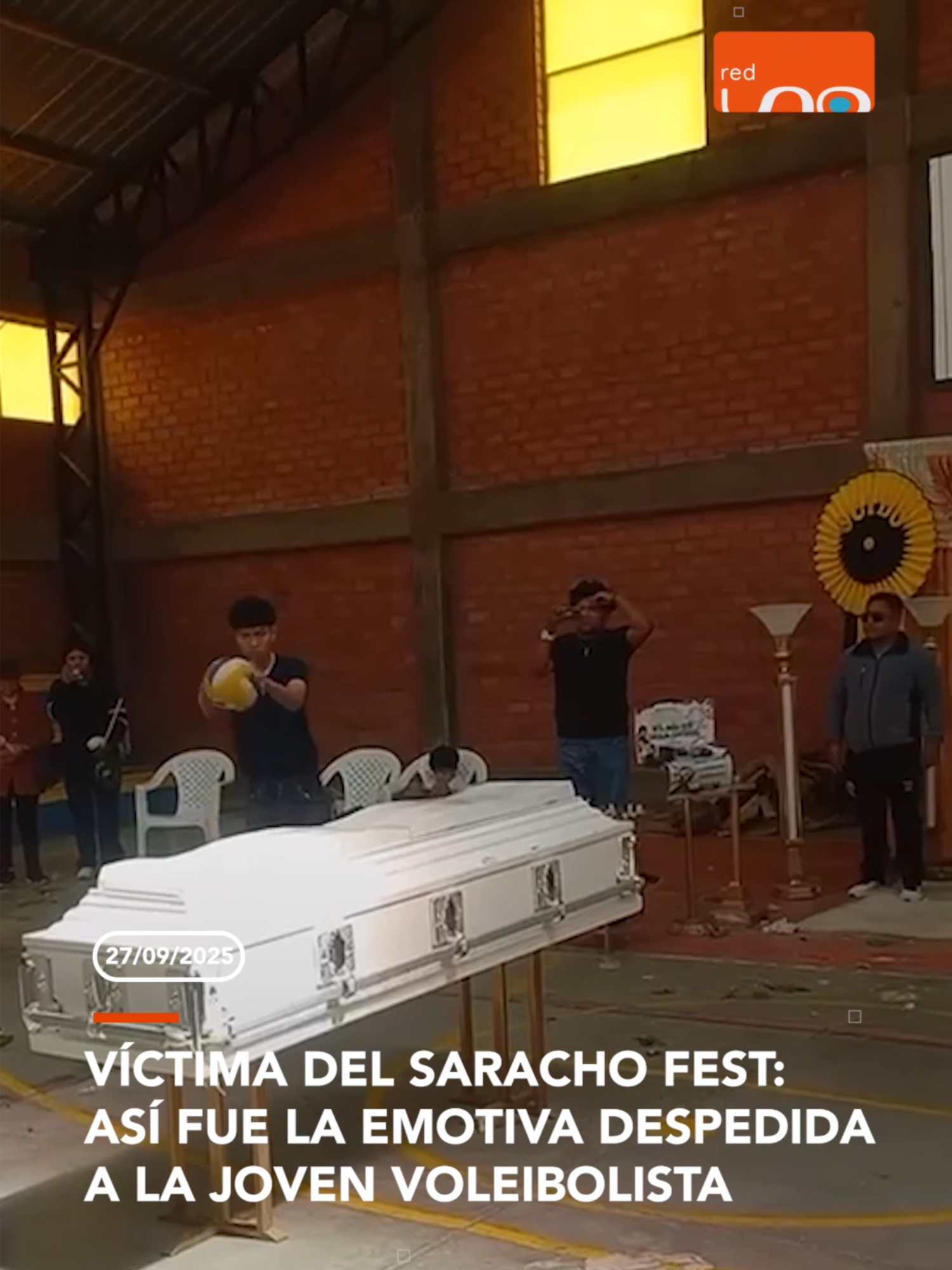 #Oruro | Entre lágrimas y emoción, familiares y compañeros despidieron a María René, víctima del Saracho Fest. En su honor, le dedicaron el último punto de voleibol, reflejando la pasión que la joven sentía por este deporte. ▶️ Más información en: www.reduno.com.bo #RedUno #RedUnoDigital #Notivisión #Bolivia #Viral #Noticias