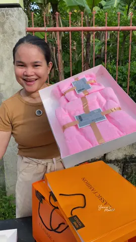 affordable siya kaya binibinta ko din sa tindahan namin 😍 ideal kasi siya pang regalo ❤️ #3in1towelgiftbox #towel #microfibertowel #giftideas 