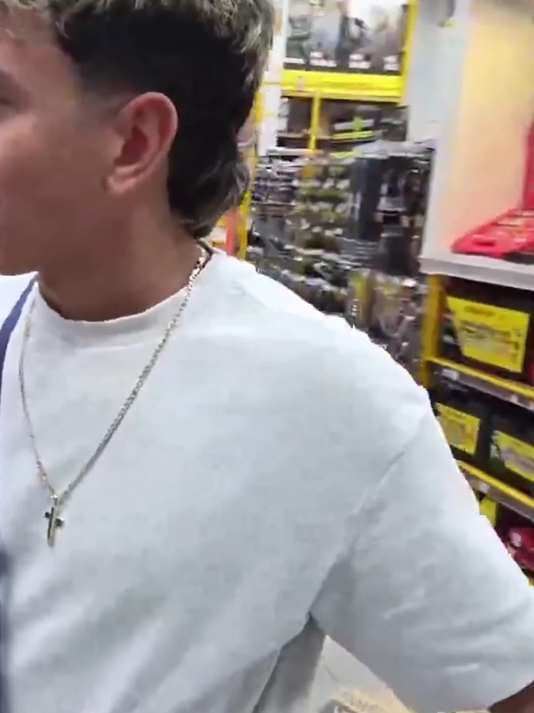 Westcol tiene una mochila en la espalda #westcol #elchanty #humor #clips #westcolclips