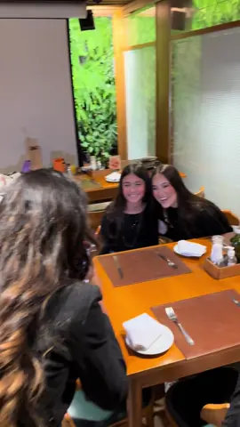 Abrindo presente com a Laura