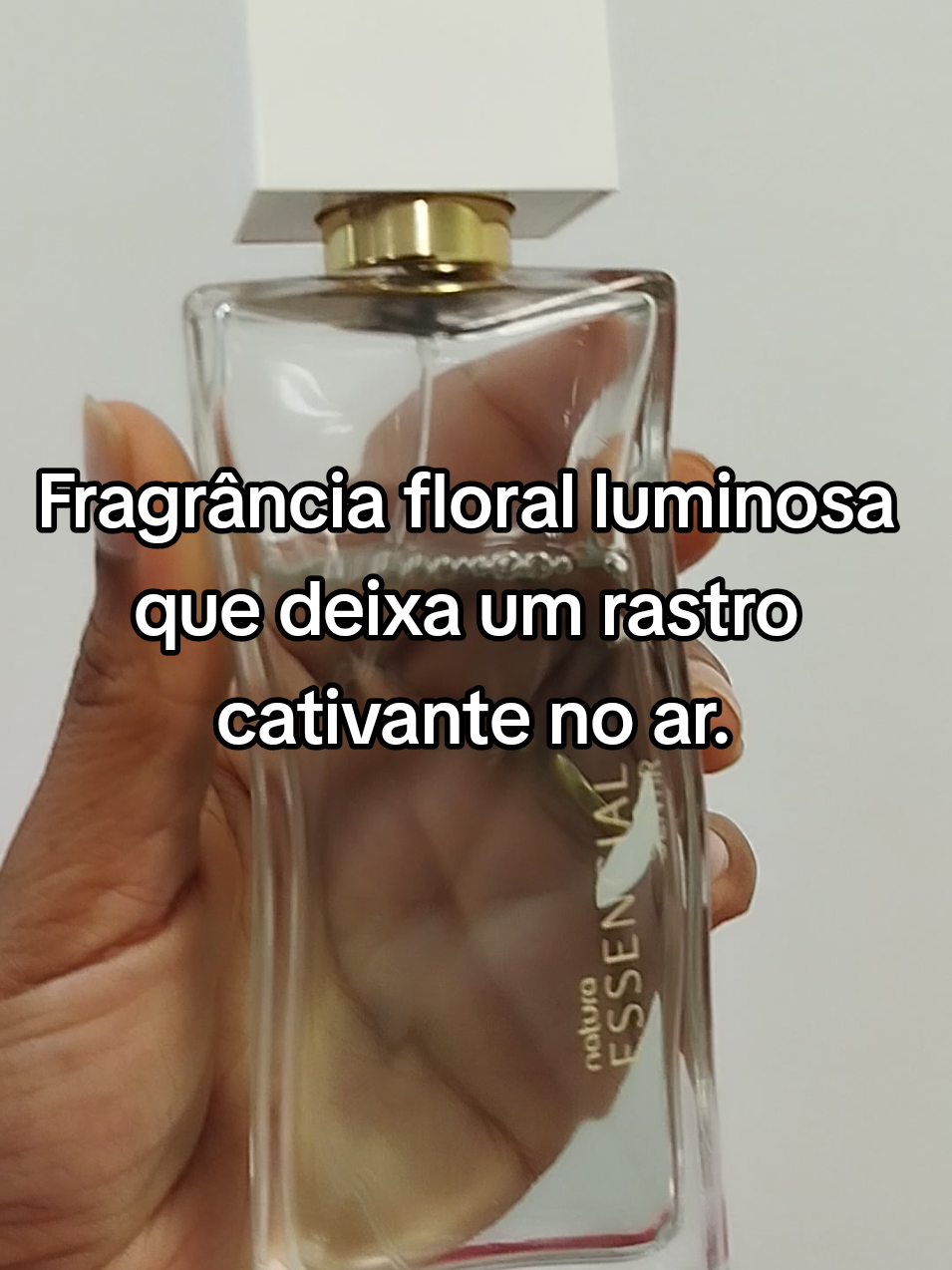 Essencial Sentir Feminino promove uma perfumação elegante e sensual, fragrância floral luminosa que deixa um rastro cativante no ar.  #essencialsentir #natura #essencialfeminino  #perfumetiktok #cheirosa 