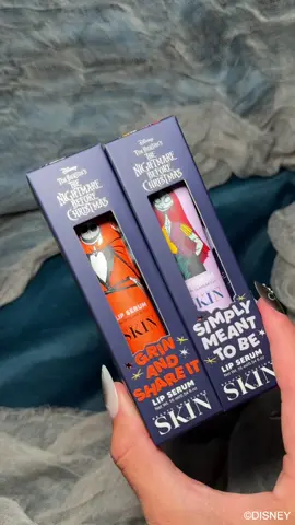 Descubre nuestros NUEVOS Disney Tim Burton’s #TheNightmareBeforeChristmas SKIN Lip Serums 🖤 Concentrados con: 🥥 Aceite de Semilla de Macadamia – reparación + hidratación profunda 🌻 Aceite de Semilla de Girasol – retiene la humedad, extra de Vitamina E 🥑 Aceite de Aguacate – efecto calmante, cuidado antiedad Labios suaves, rellenos y perfectos para la temporada espeluznante 👻💋 #BeautyCreationsMexico #Spooky #Halloween #Maquillaje #TheNightmareBeforeChristmas #fyp