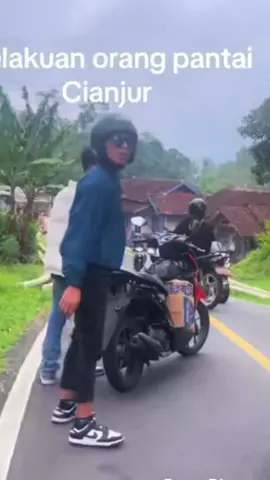 Cekcok Pemotor Bersenjata cruit di Jalur Wisata Pantai Cianjur #CianjurTerkini   #PemotorBersenjata   #WisataPantaiCianjur   #ViralCekcokJalan   #KeamananWisatawan