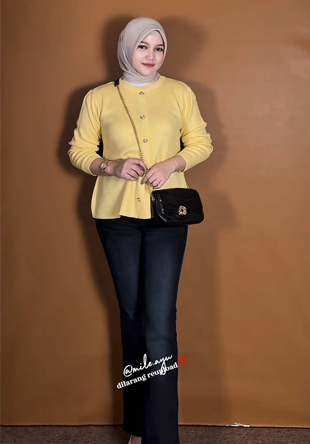 siapa yang suka baby yellow? sini kumpul. rekomendasi atasan lucuuuk bgt😋✨ . . . . . . . . . . . #atasan #blouse #atasanwanita #outfitinspiration #outfitideas 