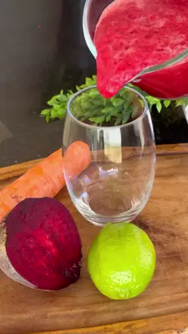 suco  de beterraba, 0cenoura e limão é uma combinação potente que oferece vários benefícios para a saúde. Aqui estão alguns deles: - Melhora a saúde cardiovascular: A beterraba é rica em nitratos, que ajudam a reduzir a pressão arterial e melhorar a saúde cardiovascular. - Rico em antioxidantes: A cenoura e o limão são ricos em antioxidantes, que ajudam a proteger o corpo contra danos oxidativos e inflamação. - Apoia a saúde ocular: A cenoura é rica em vitamina A, que ajuda a apoiar a saúde ocular e prevenir problemas de visão. - Aumenta a imunidade: O limão é rico em vitamina C, que ajuda a apoiar o sistema imunológico e proteger contra infecções. - Pode ajudar a desintoxicar o corpo: A combinação de beterraba, cenoura e limão pode ajudar a desintoxicar o corpo e promover a eliminação de toxinas. - Melhora a saúde da pele: A vitamina A e C presentes na cenoura e no limão podem ajudar a melhorar a saúde da pele e reduzir a aparência de rugas e linhas finas. Dica: É importante garantir que os ingredientes sejam frescos e de alta qualidade para obter os benefícios máximos. Além disso, é sempre recomendável consultar um profissional de saúde antes de iniciar qualquer novo regime de sucos ou suplementos. #se_cuida_visse #emagrecimento #limão #sucodetox 