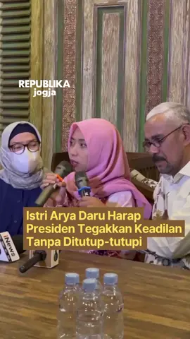 Meta Ayu Puspitantri, istri dari mendiang diplomat Kementerian Luar Negeri Arya Daru Pangayunan, untuk pertama kalinya muncul ke hadapan publik dalam konferensi pers yang digelar di Yogyakarta, Sabtu (27/9/2025). Didampingi oleh ibunya, mertua, dan kuasa hukum keluarga, ia menyampaikan permintaan keadilan atas kematian sang suami yang masih diselimuti misteri hingga saat ini. Meta yang akrab disapa Pita ini meminta kepada Presiden RI Prabowo Subianto, Kapolri Jenderal Listyo Sigit Prabowo, dan Menteri Luar Negeri Sugiono untuk mengusut kematian suaminya secara jujur dan menyeluruh atas kematian Arya Daru yang ditemukan tak bernyawa dengan kondisi wajah dilakban di kamar kosnya. 