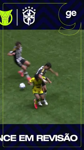 EXPULSO! VAR chama para revisão e árbitro aplica cartão vermelho para Junior Alonso por cotovelada no rosto de Danielzinho. Atlético-MG com um a menos contra o Mirassol. #futebol #atleticomg #mirassol #brasileirao