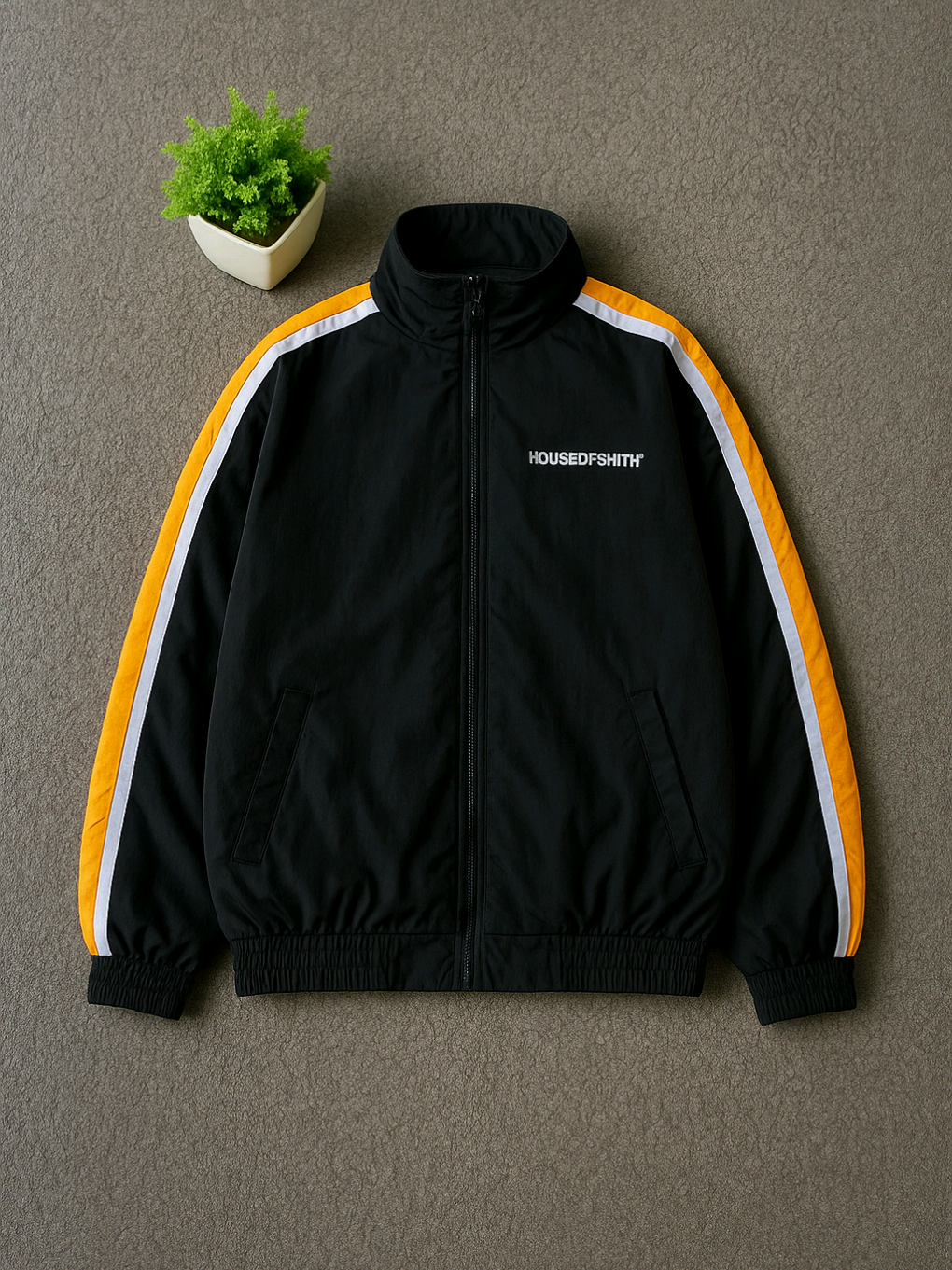Jaket tracktop sporty dengan aksen garis kuning-putih, bikin gaya makin fresh. #HouseOfSmith #Tracktop #JaketPria #gajiansale #promoguncang1010 