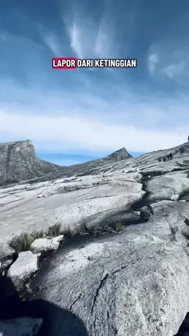 27 Sept - The day i conquered Mt Kinabalu , for free sejaaa 😭  sijil ja bayar hehe. ya allah the view is so cantikk 😭❤️ nd prnah imagine / plan pun akan naik gunung tahun ni. Thankyou Sabah Parks!!!!! 😭 jumpa ni sound so sy guna seja la 🤣  #mtkinabalu #kinabalumountain #fypage #sabahancrew_fams 
